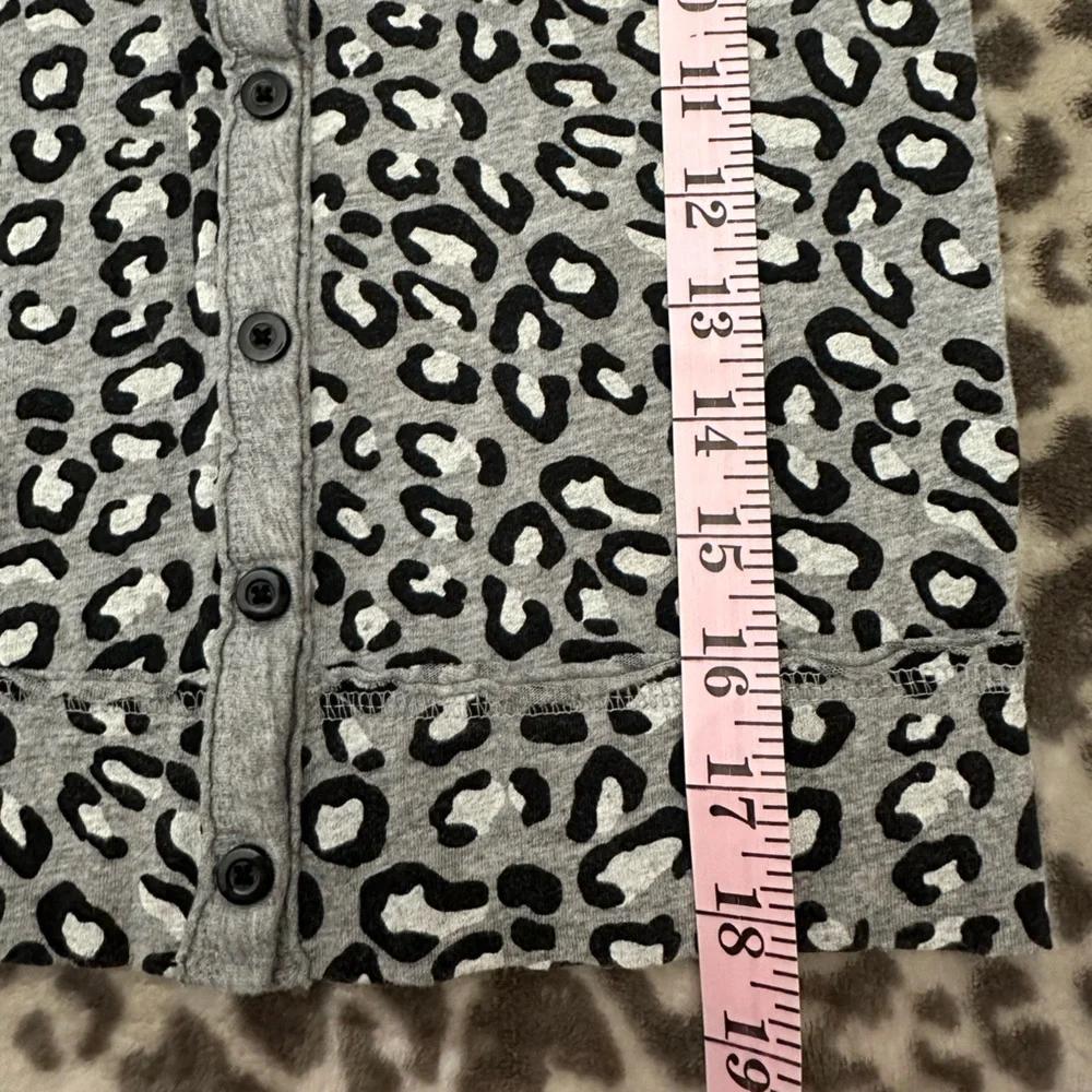 2010 Old Navy Animal Leopard Print Cardigan in Gray Size 5T Girls